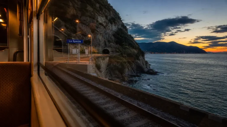 Voyage cinque terre en train : La Spezia à l’heure dorée depuis le train